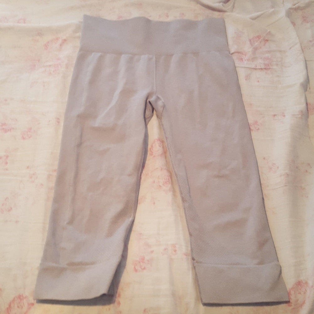 Lululemon Athletica grey athletic capris leggings